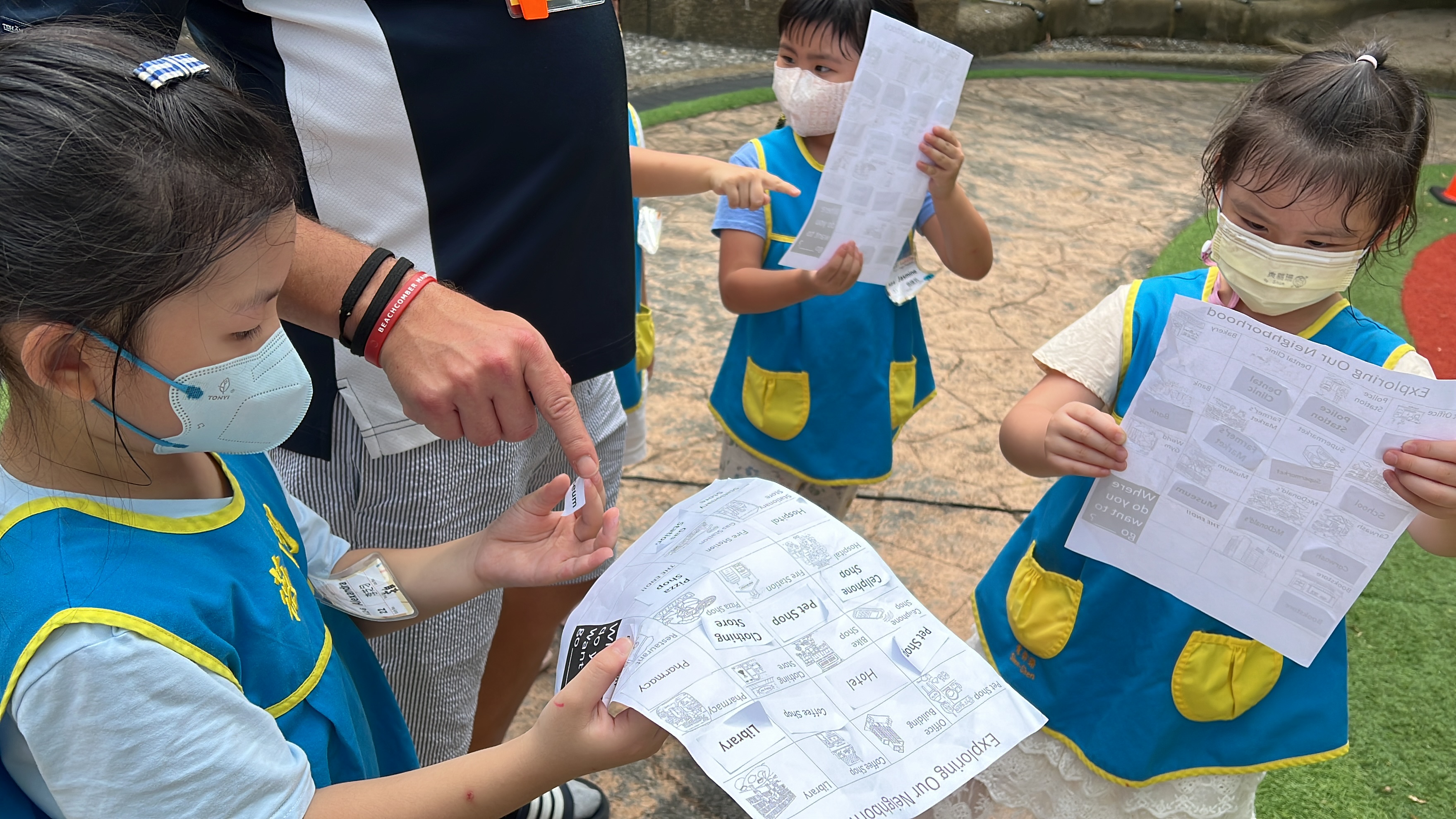 孩子們進行校園探索活動